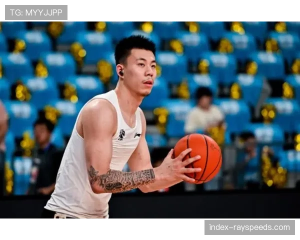 特写：张镇麟飞身封盖对手快攻上篮，成功阻止对手起势